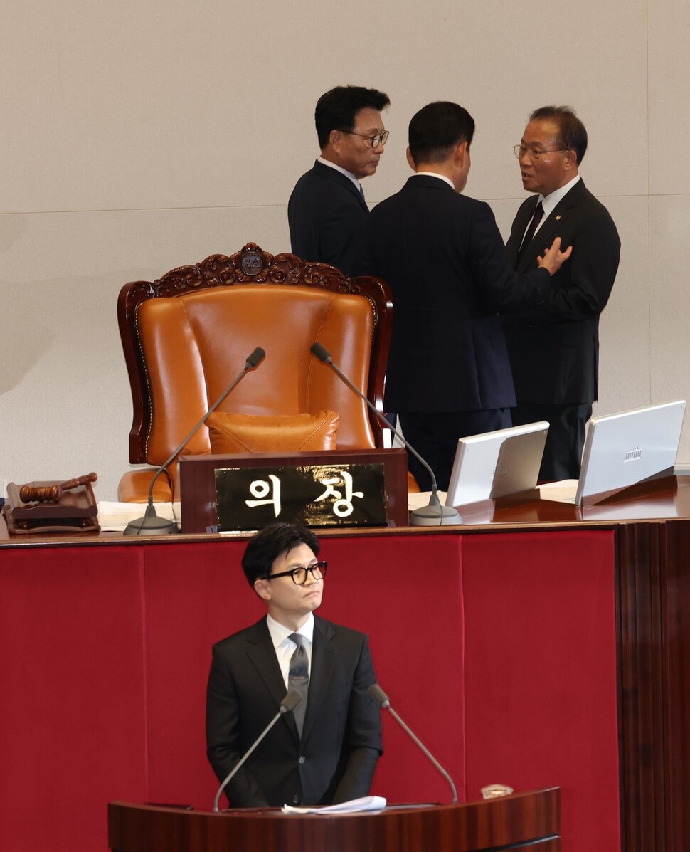 한동훈 법무부 장관이 21일 국회 본회의에서 이재명 민주당 대표의 범죄혐의에 대한 설명을 하는 동안 반발이 이어지자 윤재옥 국민의 힘 원내대표와 박광온 더불어민주당 원내대표가 김진표 국회의장과 논의하고 있다. 김경호 선임기자