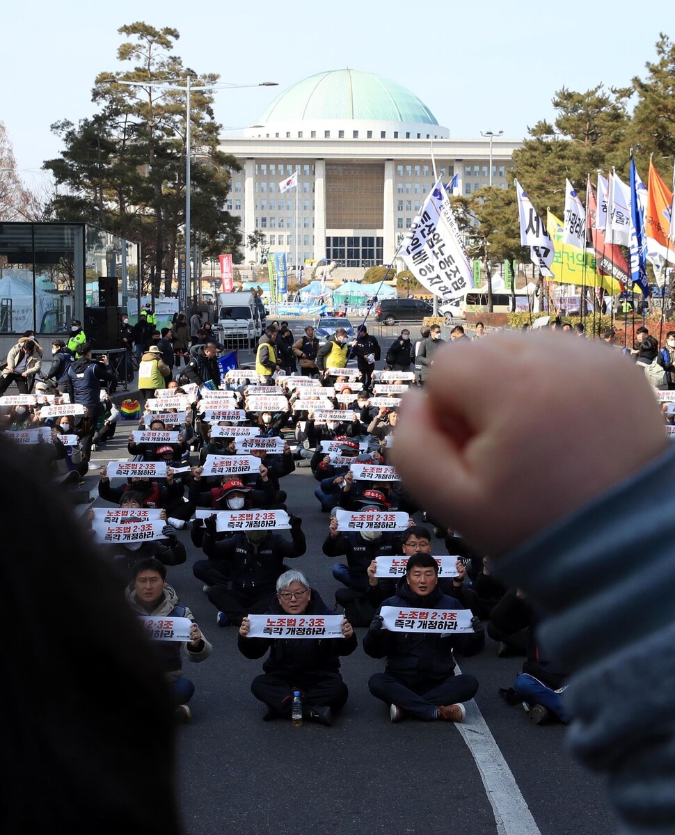 15일 오후 서울 여의도 국회 앞에서 민주노총 주최 결의대회가 열려 참가자들이 노조법 2,3조 개정을 촉구하는 펼침막을 들어보이고 있다. 박종식 기자 anaki@ahni.co.kr