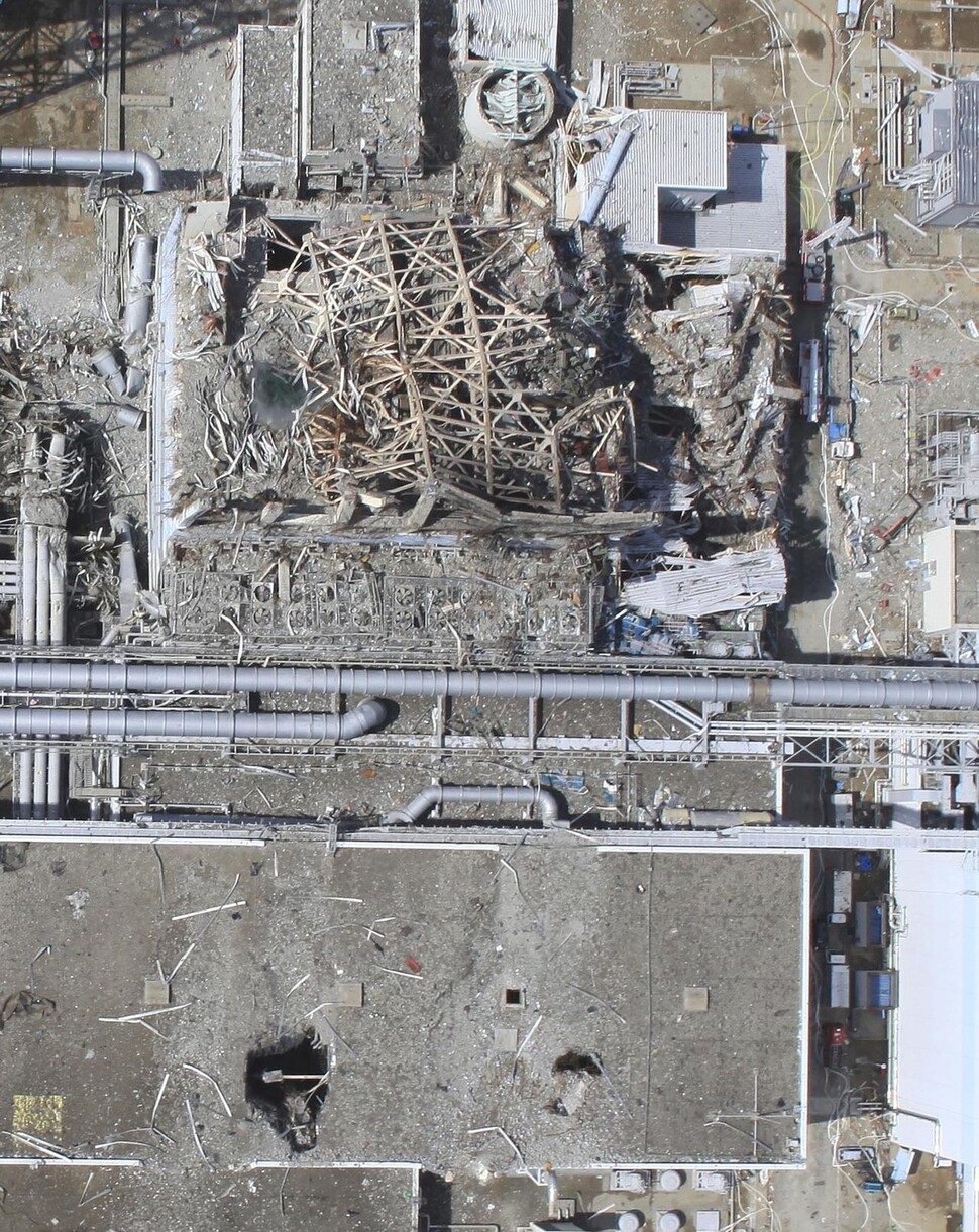 2011년 3월 동일본 대지진 당시 무인항공기에 의해 후쿠시마 제1원전 상공에서 촬영된 원자로 3호기의 모습. 마치 폭격을 맞은 듯 형체를 알아보기 어려울 정도로 파괴된 3호기에서는 방사성 물질이 계속 누출되고 있었다. 연합뉴스