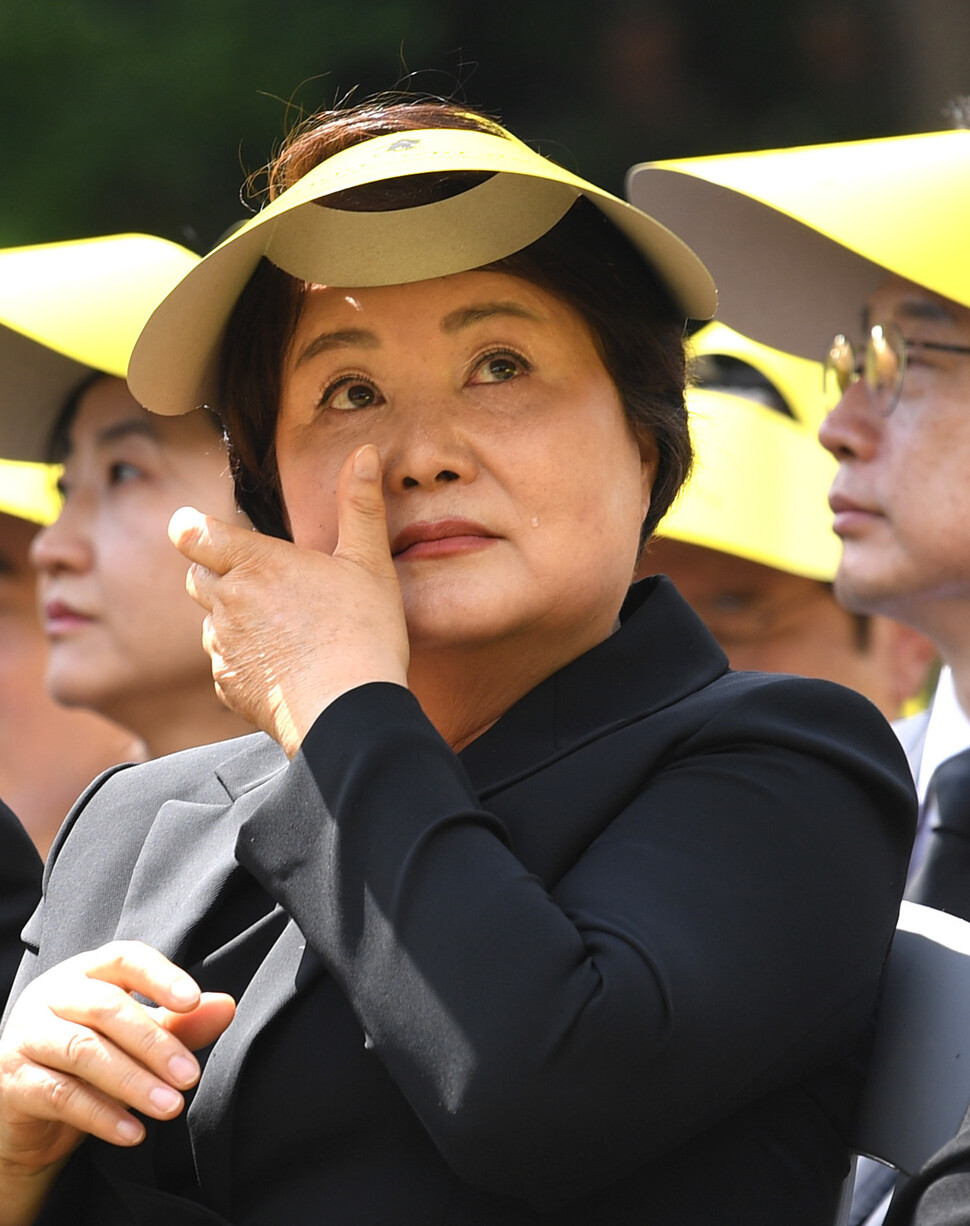 김정숙 여사가 추모 영상을 시청하며 눈물을 흘리고 있다. 공동취재사진