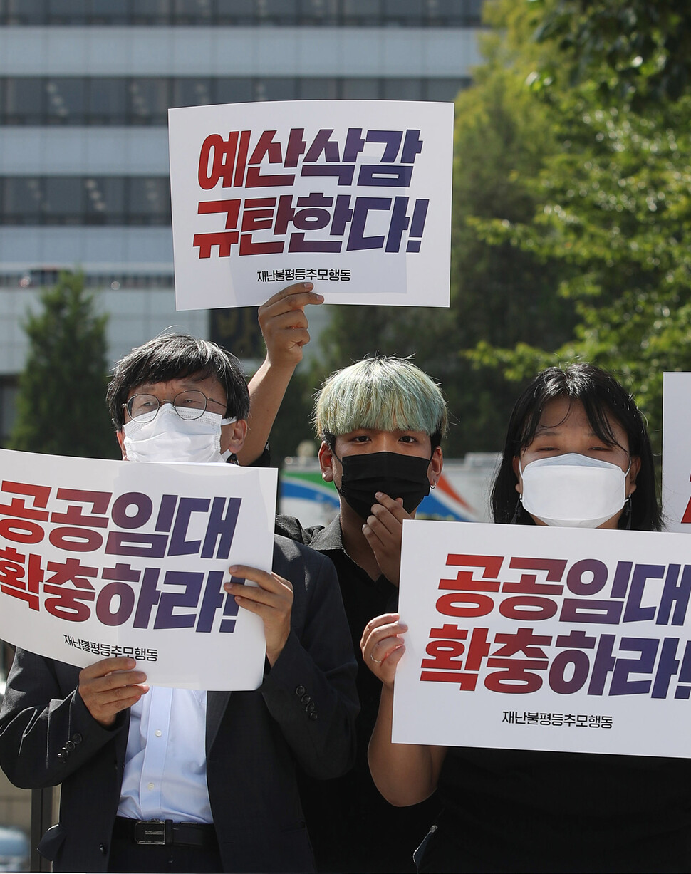 빈곤사회연대, 서울민중행동 등 시민사회단체로 구성된 재난불평등추모행동 회원들이 1일 오전 서울 용산 대통령실 앞에서 기자회견을 열어 정부의 공공임대주택 예산 대폭 삭감을 규탄하고 있다. 신소영 기자