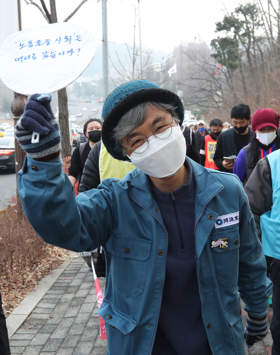 희망뚜벅이 행진중인 김진숙 민주노총 부산본부 지도위원이 6일 오후 서울시를 진입하며 카메라를 향해 환하게 웃고 있다. 김 위원은 지난해 12월 30일 복직없이 정년없다며 부산을 출발해 청와대로 향하는 희망뚜벅이 행진을 시작했다. 백소아 기자