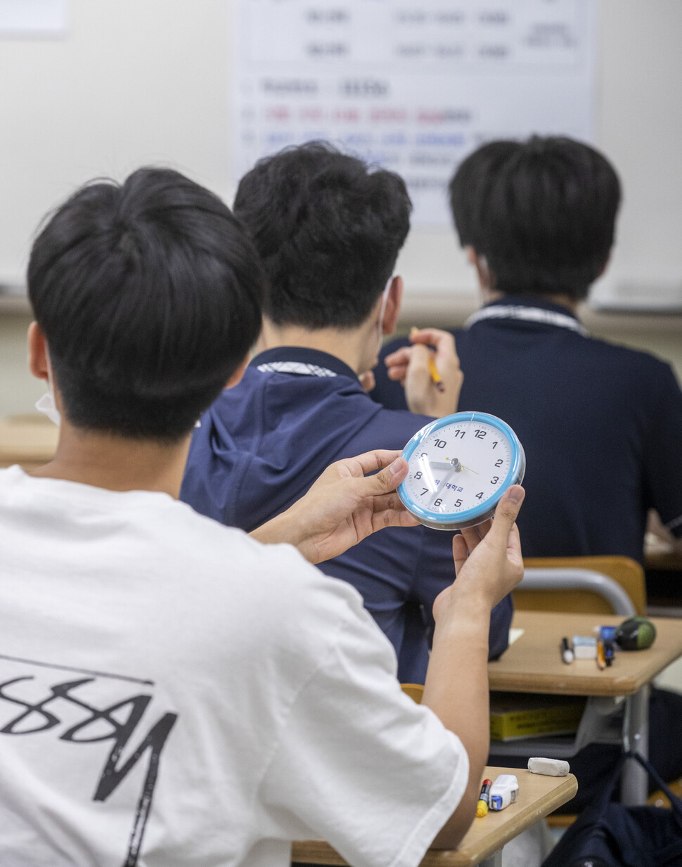 31일 서울 용산구 용산고에서 2023학년도 대학수학능력시험 모의평가가 열려 한 수험생이 시험을 앞두고 시계를 확인하고 있다. 사진공동취재단