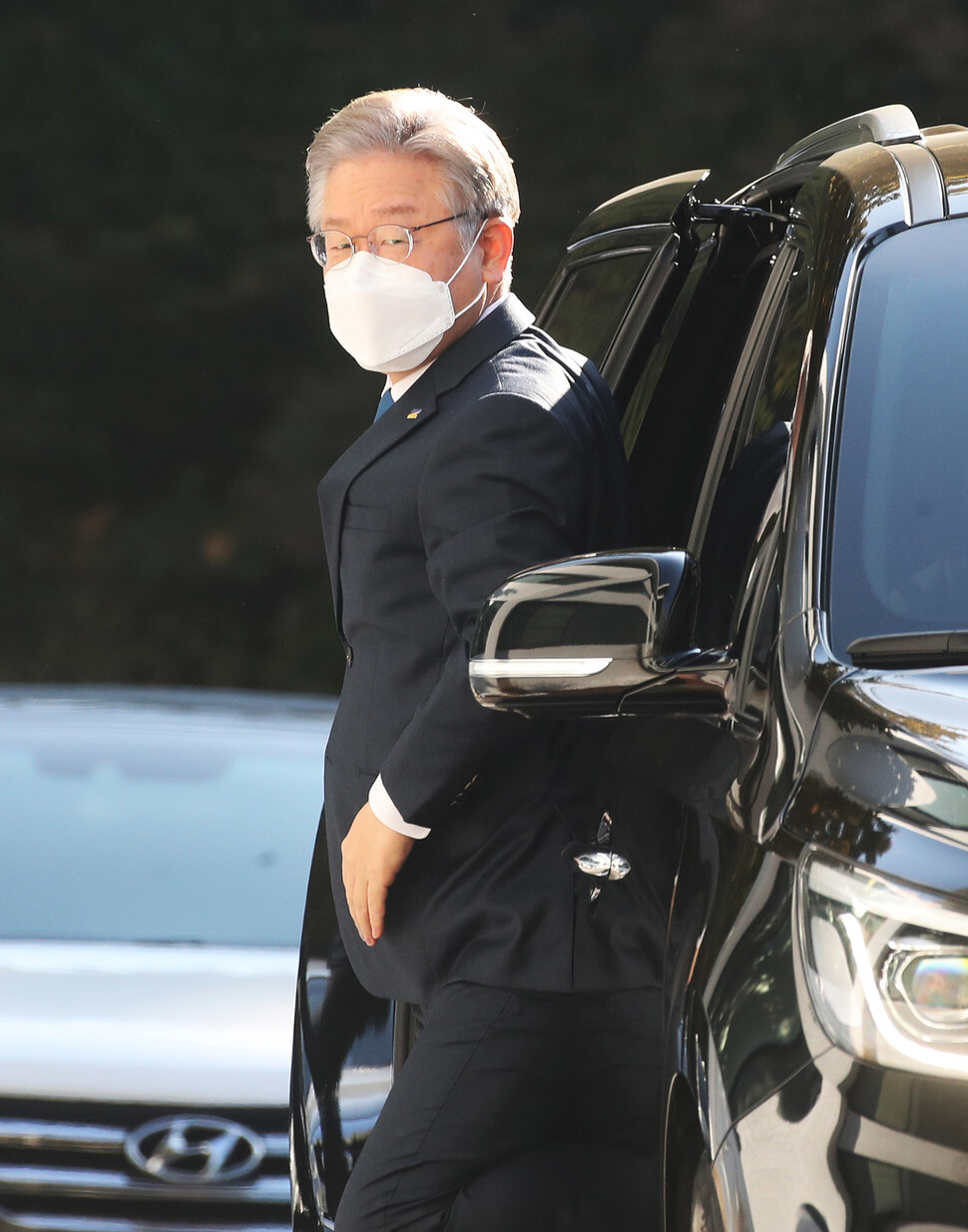 더불어민주당 대선 후보인 이재명 경기도지사가 25일 오전 경기도청으로 ‘마지막 출근’을 하고 있다. 연합뉴스 더불어민주당 대선 후보인 이재명 경기도지사가 25일 오전 경기도청으로 ‘마지막 출근’을 하고 있다. 연합뉴스
