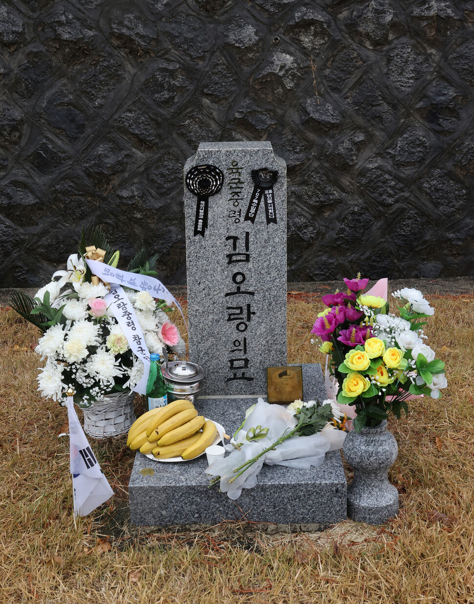 11일 오후 서울 동작구 국립서울현충원에 위치한 영화 ‘서울의 봄’ 실제 인물인 김오랑 중령 묘역에 추모 꽃이 놓여 있다. 신소영 기자 viator@hani.co.kr