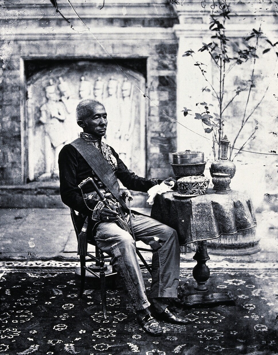 서양식 복장을 한 몽꿋 왕의 1865~66년께 사진. 위키피디아