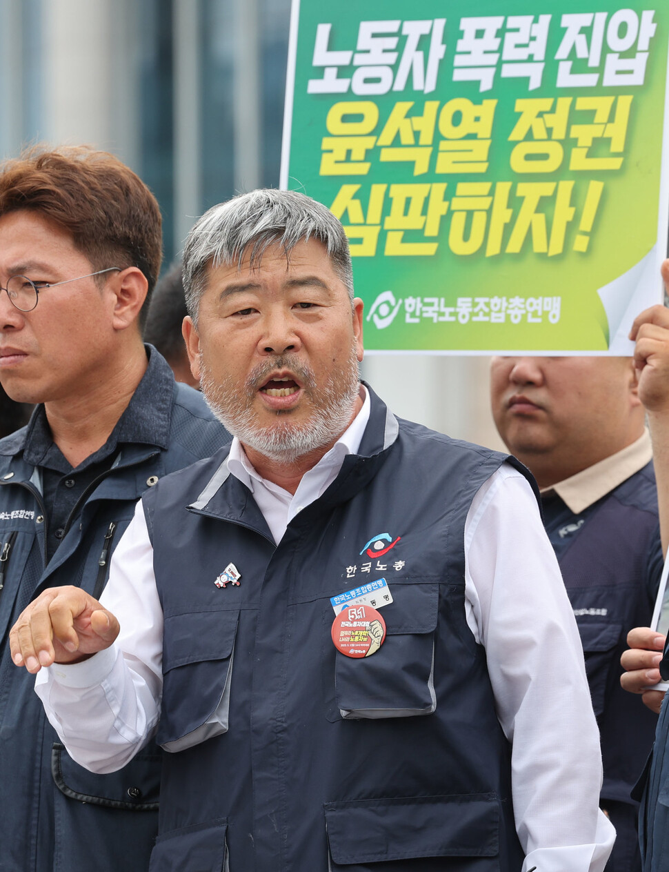 김동명 한국노동조합총연맹(한국노총) 위원장이 8일 오전 서울 용산구 대통령실 앞에서 열린 노동탄압 분쇄! 경사노위 참여 전면 중단! 윤석열정권 심판 투쟁선언 한국노총 기자회견에서 기자들의 질문에 답하고 있다. 백소아 기자