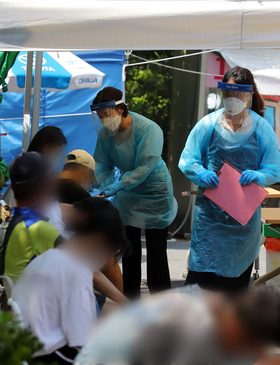 부산에서 사랑제일교회 확진자와 접촉한 1명을 비롯해 신종 코로나바이러스 감염증(코로나19) 확진자가 7명 발생한 18일 오후 해운대보건소에 마련된 코로나19 임시 선별진료소를 찾은 시민들이 검사 순서를 기다리고 있다. 연합뉴스