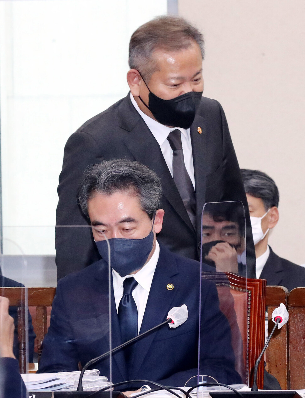 7일 오후 국회에서 열린 행정안전위원회에서 이상민 행정안전부 장관(뒷쪽)이 윤희근 경찰청장 뒤를 지나 자리로 향하고 있다. 김경호 선임기자