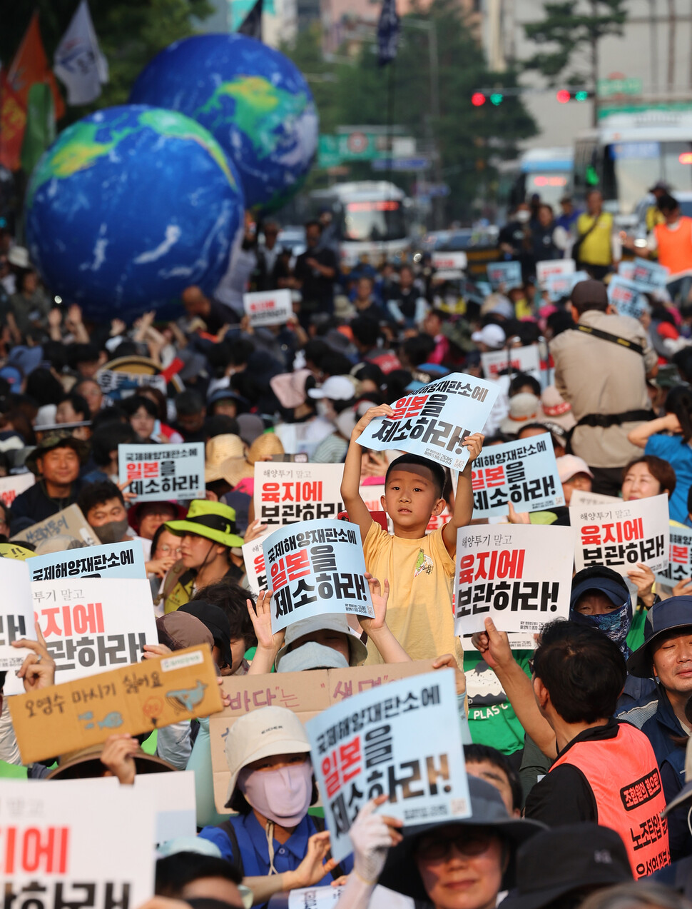 참석자들이 집회를 마치며 바다를 살리자는 의미를 담아 지구공을 굴리는 행위극을 하고 있다. 신소영 기자