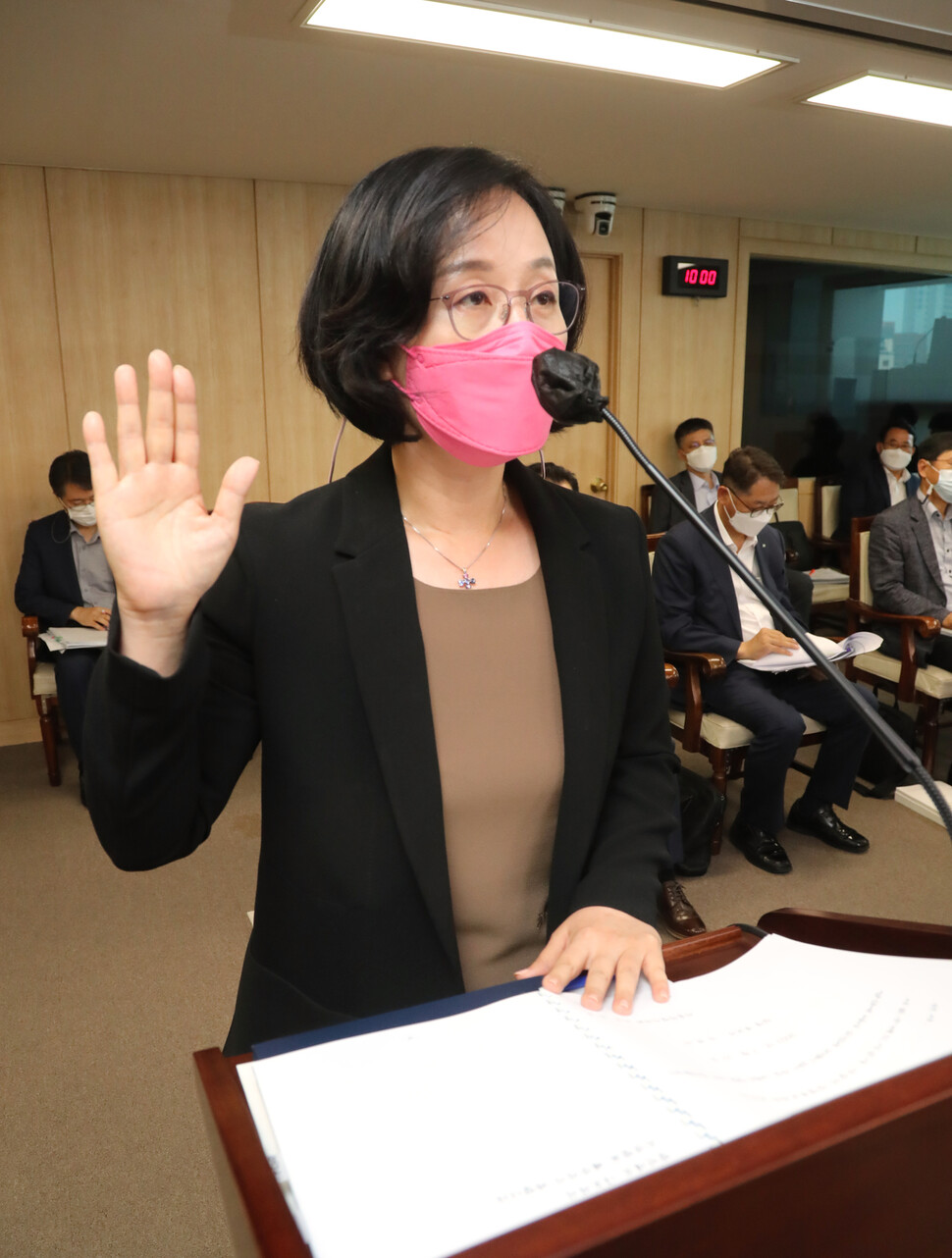 김현아 서울주택도시공사(SH) 사장 후보자가 27일 오전 서울 중구 서울시의회 별관에서 열린 인사청문회에서 선서하고 있다. 연합뉴스