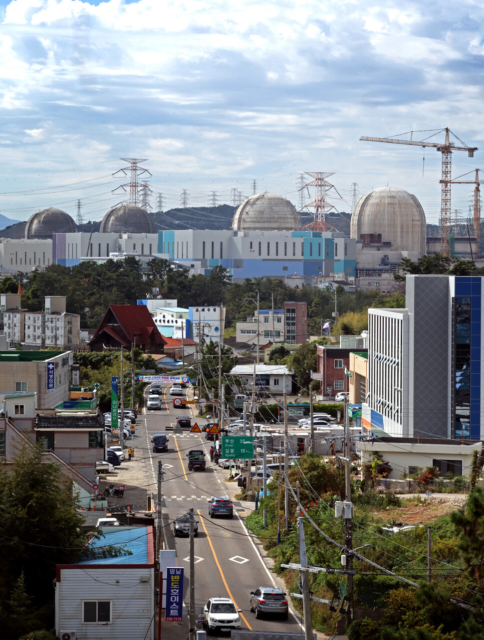 지난 19일 울산시 울주군 서생면에 있는 새울원전 모습. 왼쪽부터 새울원전 1~4호기로, 1·2호기는 가동 중이고 3·4호기는 건설 중이다. 현재 서생면 주민들은 이곳에 2기의 원전 신규 유치를 희망하는 반면, 환경단체는 반대하고 있다. 이정용 선임기자 lee312@hani.co.kr