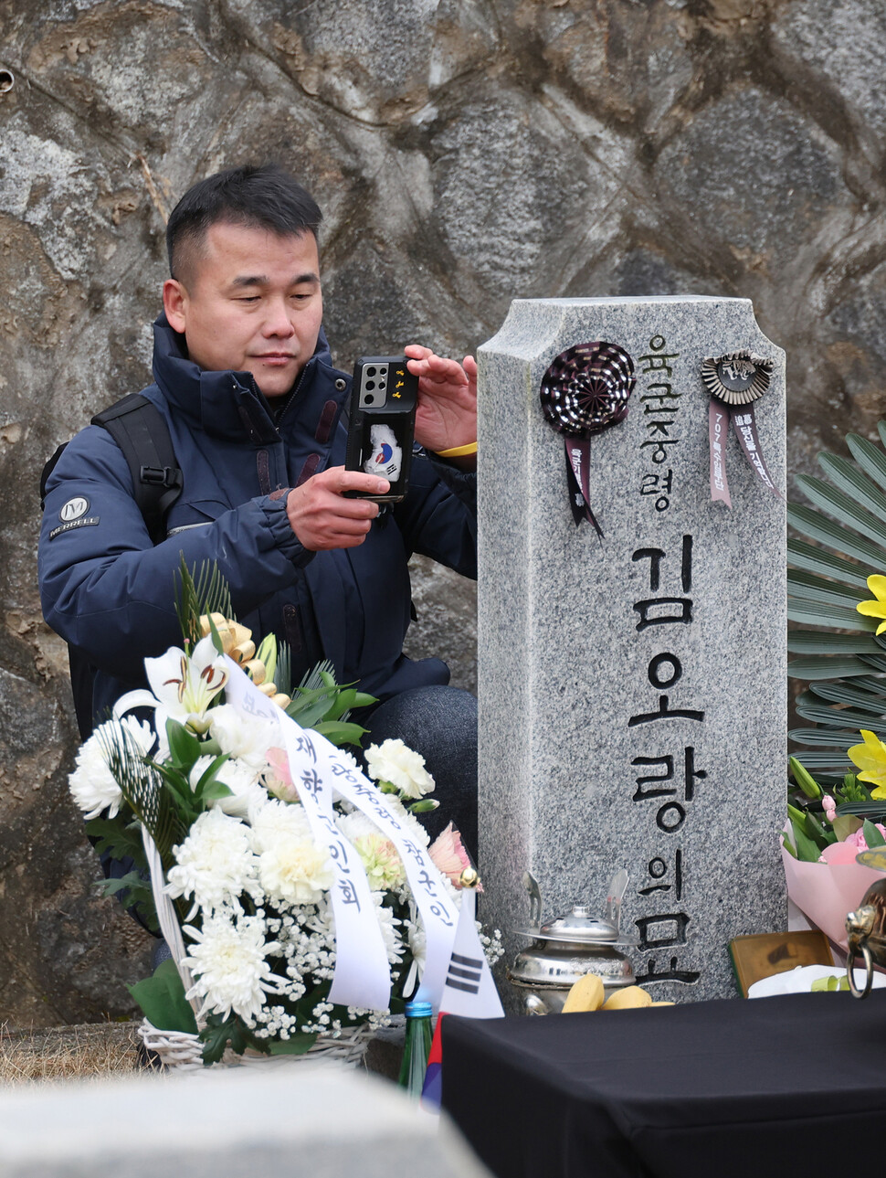 12일 오전 서울 동작구 국립서울현충원 김오랑 중령 묘역을 찾은 참군인 김오랑 기념사업회 관계자들이 고인을 추모하고 있다. 김오랑 중령은 12·12 군사반란 당시 전두환 신군부에 맞서 상관을 지키다 전사했다. 신소영 기자 viator@hani.co.kr