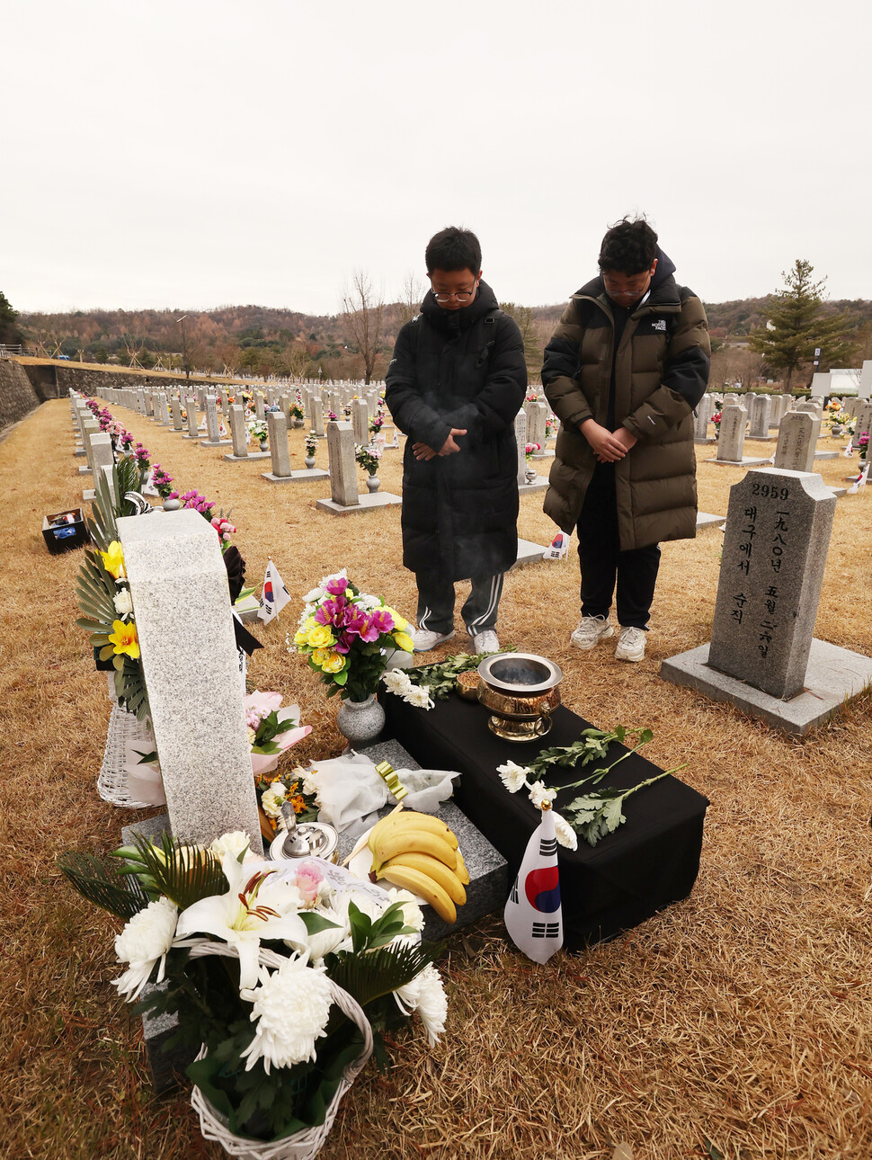 학교에서 시험을 마치고 김오랑 중령 묘역을 찾은 고등학생들이 참배하고 있다. 신소영 기자