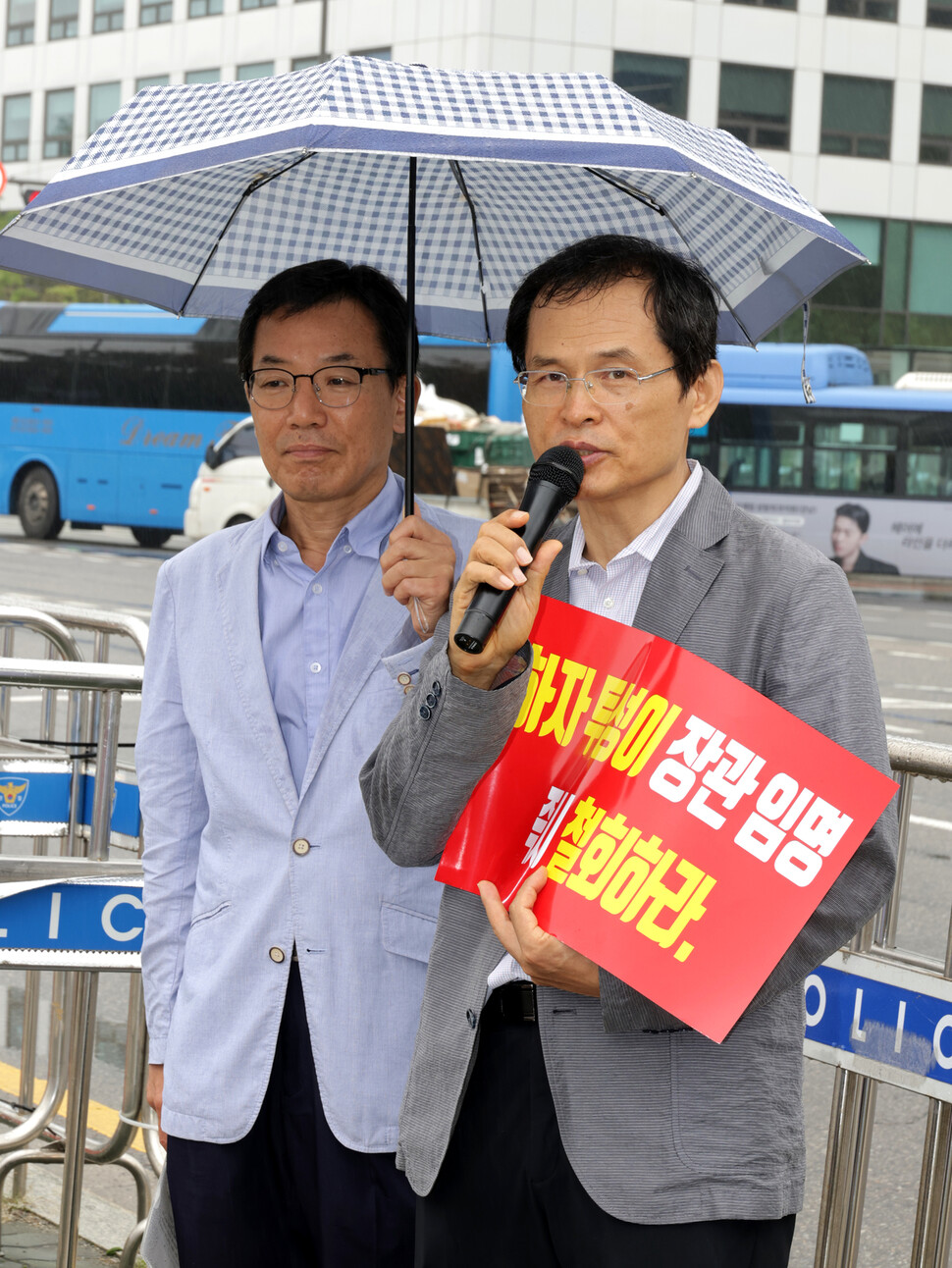 27일 오전 서울 여의도 국회 앞에서 열린 신원식 국방부 장관 임명 반대 및 해병대 채 상병 사망사고 국정조사 요구 기자회견 도중 김두황 평전을 쓴 작가 홍기원 씨가 발언하고 있다. 곽윤섭 선임기자