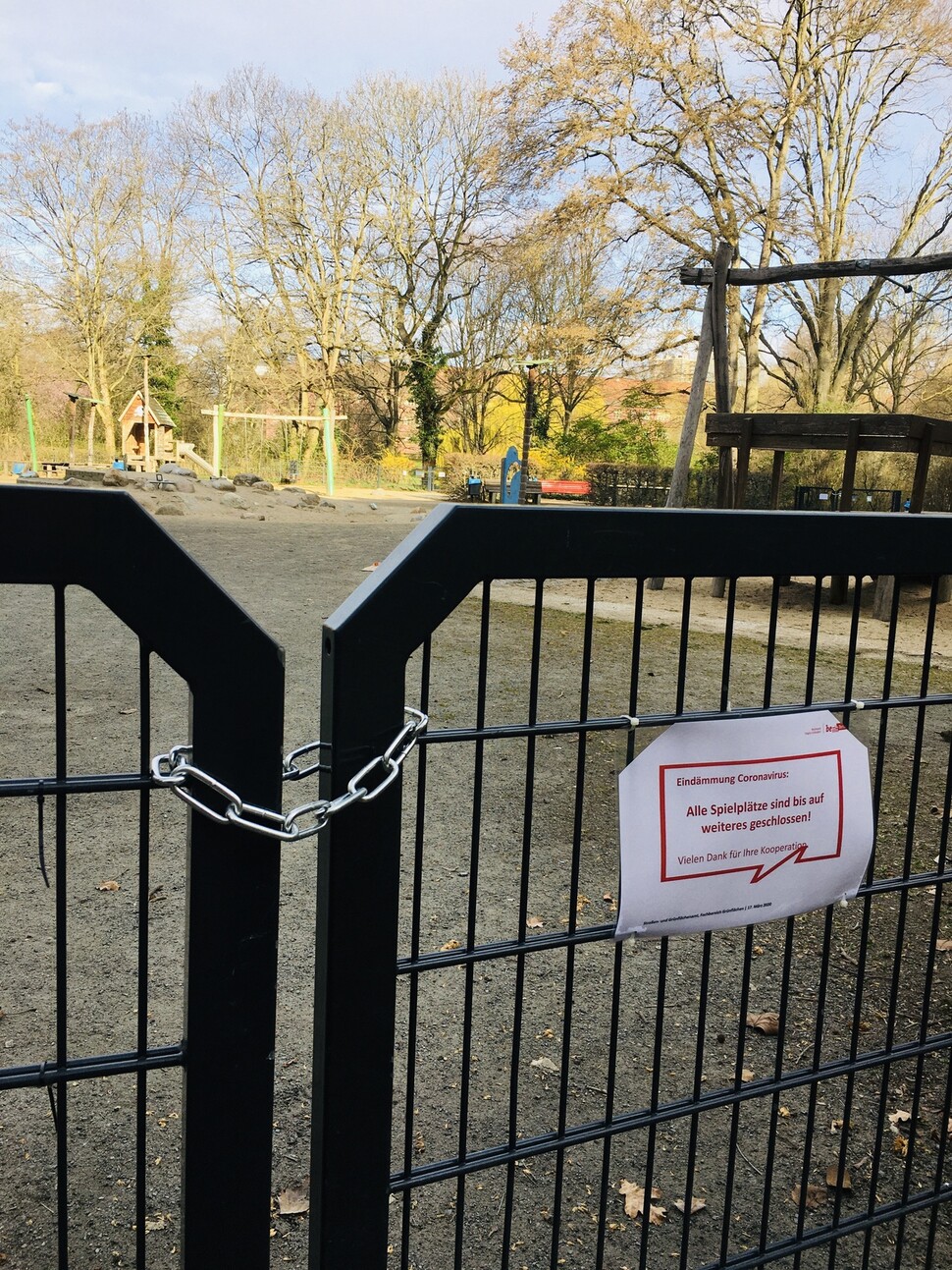 베를린 시내 놀이터가 폐쇄된 모습.
