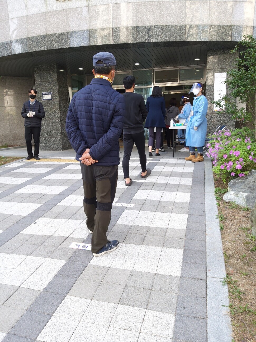 부산 북구 만덕동의 동문굿모닝힐아파트에 차려진 투표소에서 주민들이 거리두기를 하고 있다. 김광수 기자