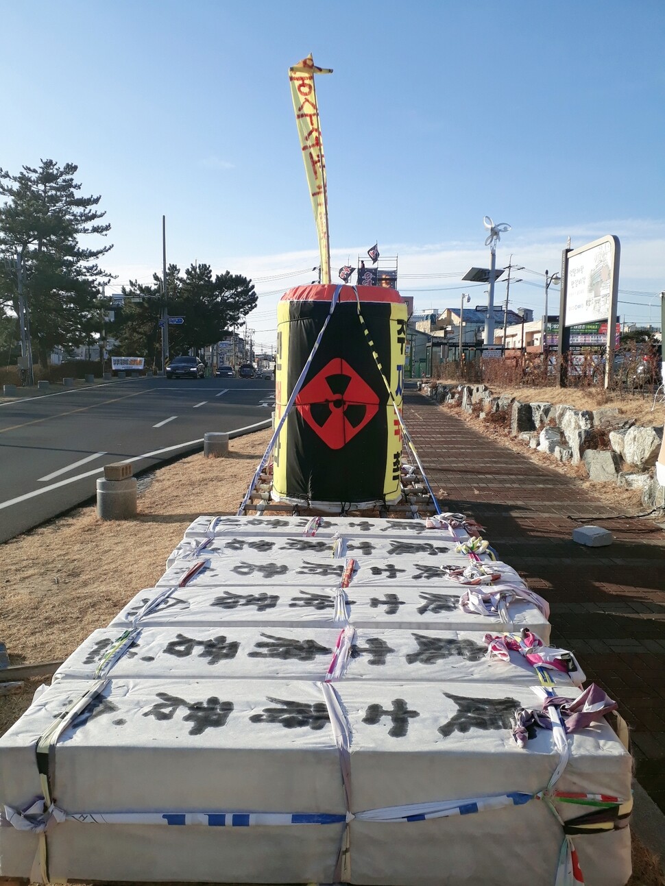 지난달 28일 이주대책위원회 천막농성장 앞에 상여시위에 쓰는 상여와 관이 놓여져있다. 김우창씨 제공