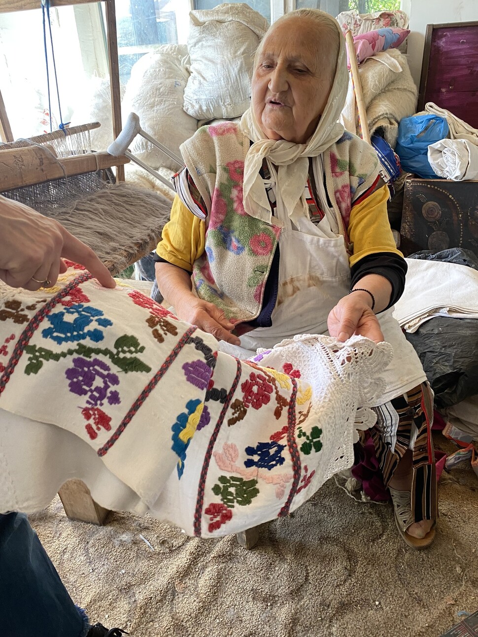 80살 할머니가 자신의 할머니가 만든 자수 제품을 보여주고 있다. 김남희 제공