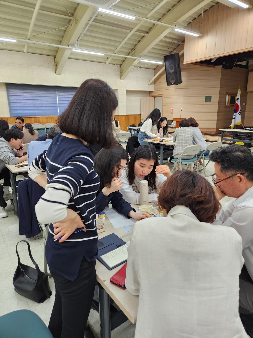 진천군 새내기 공무원과 국장·과장·팀장 등 선배 공무원들이 19일 ‘역멘토링’을 하고 방 탈출 게임을 통해 소통하고 있다. 진천군 제공