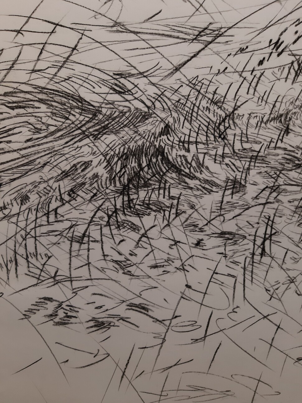 권혜성 작가의 신작 &lt;파도들 2&gt;(부분). 태풍으로 파도가 몰아치는 제주 중문 앞바다의 시각적 기억을 곤두선 필선으로 되살려낸 작품이다.