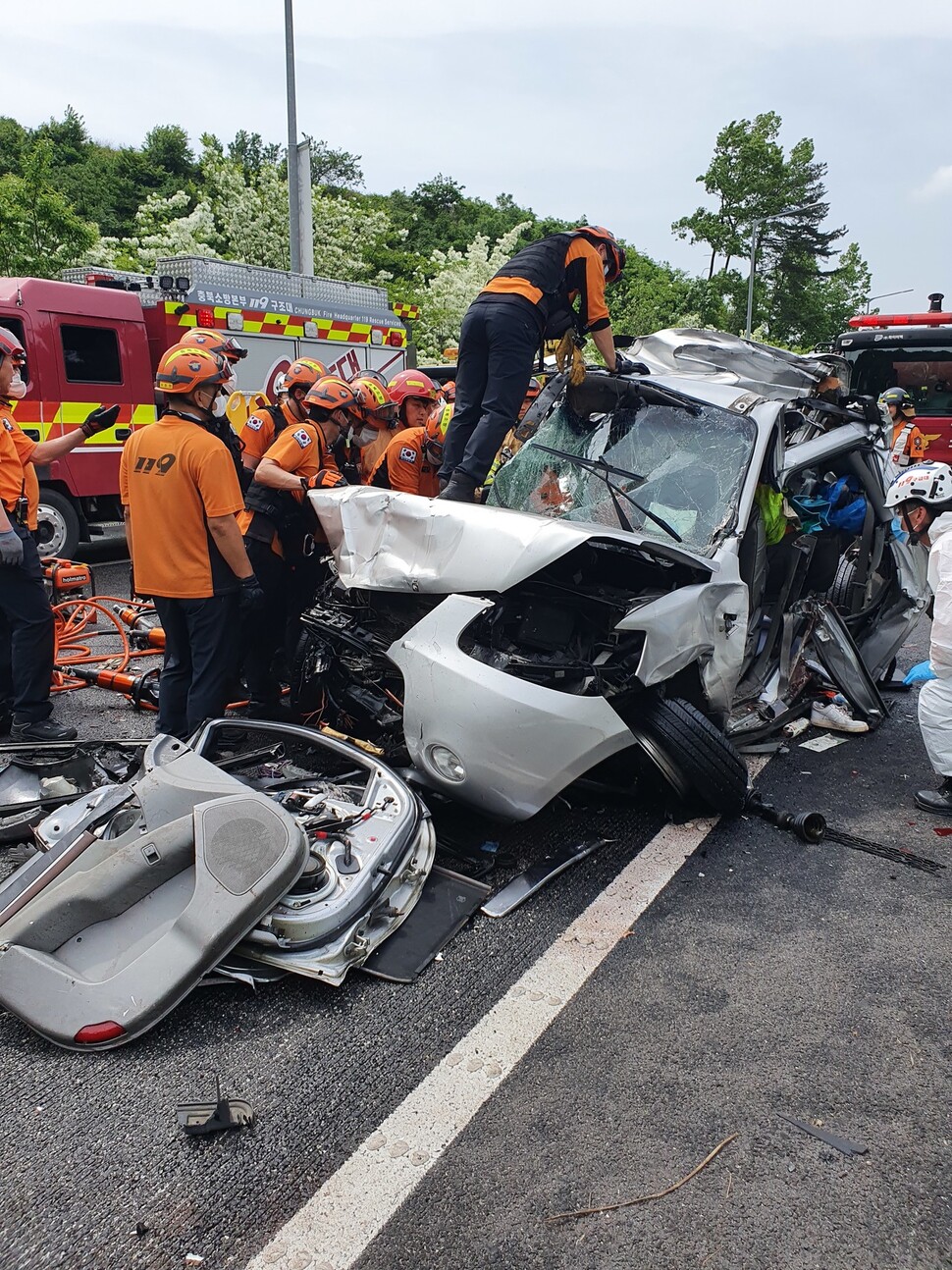 18일 오후 1시5분께 충북 괴산군 장연면 추점리 중부내륙고속도로 하행선 206.5㎞ 추점터널 입구에서 난 6중 추돌사고로 차량이 심하게 부서져 있다.