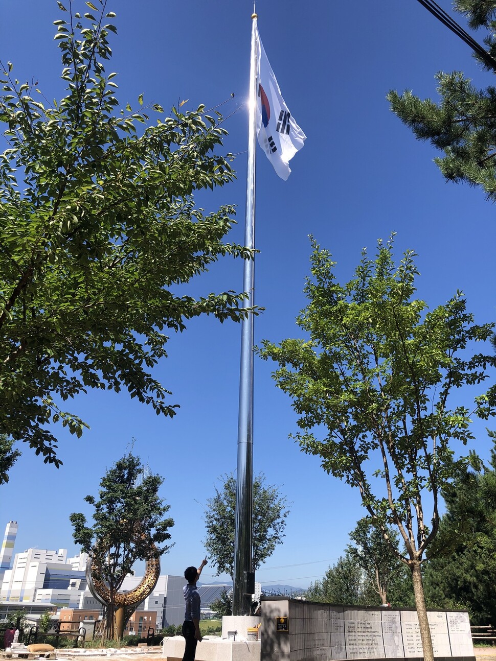 동해시는 전국 일출 명소로 유명한 추암관광지 안 조각공원에 높이 30m에 이르는 대형 국기 게양대를 설치했다. 이 게양대에는 가로 7.2m, 세로 4.8m에 이르는 대형 태극기가 365일 게양된다. 동해시 제공