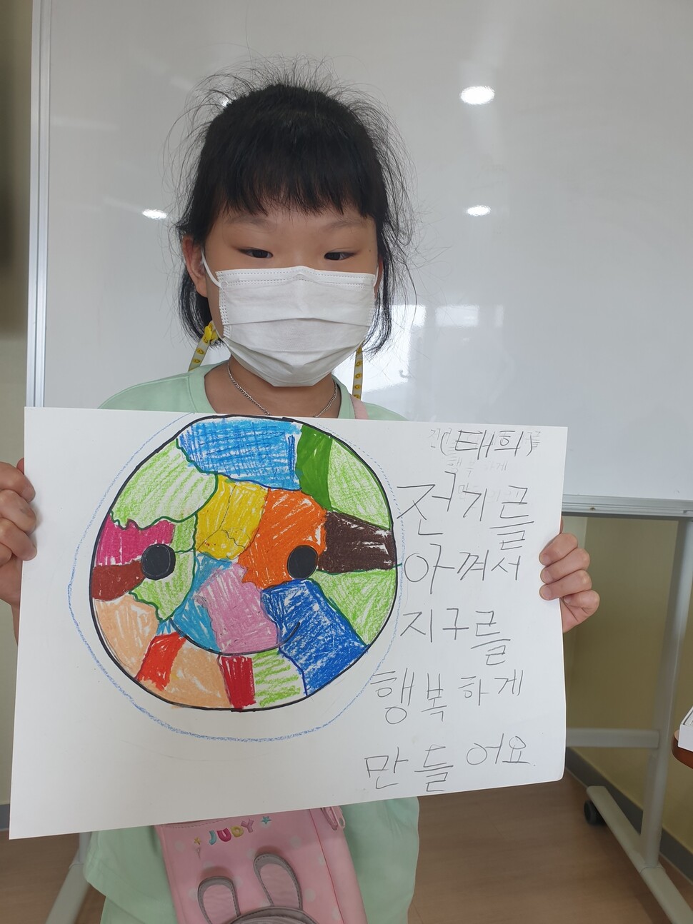 부산에서 ‘전기 아껴 쓰기’를 실천하고 있는 김태희(10) 어린이. 초록우산어린이재단 제공