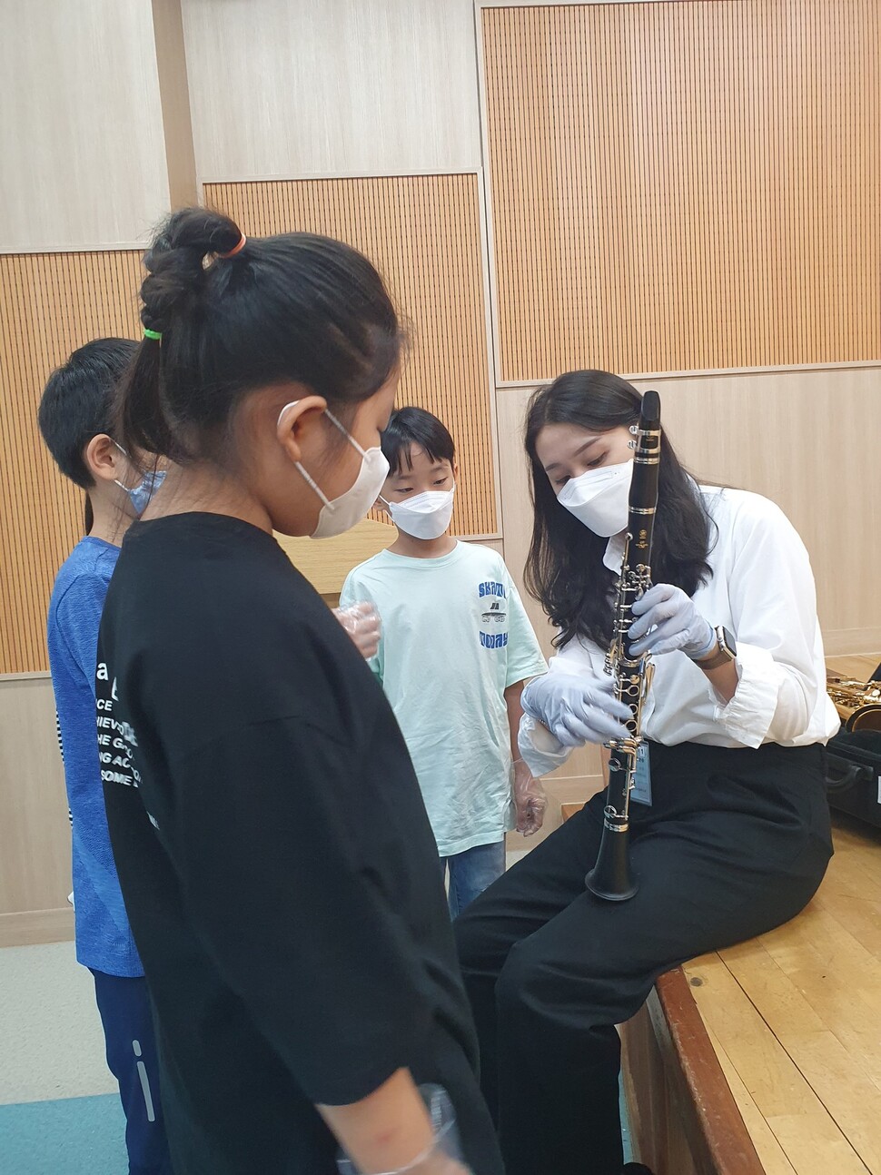 아현초등학교 아이들이 서울윈드오케스트라 단원에게서 클라리넷을 배우고 있다.