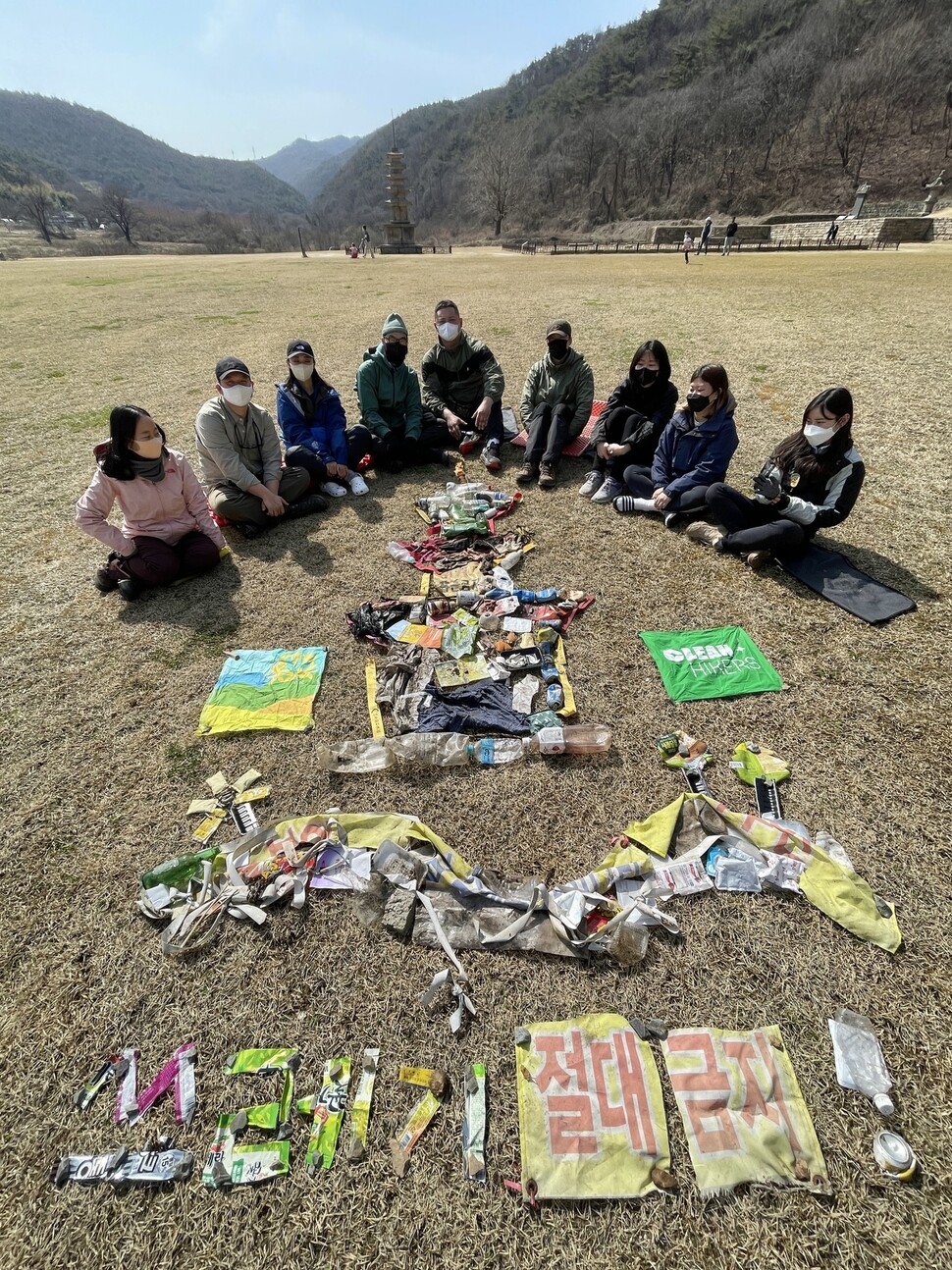 절패킹을 하며 주운 쓰레기들. 김강은 제공