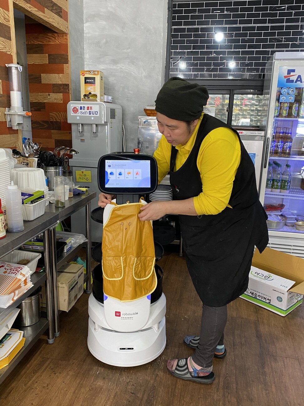 경기도 화성시 한 닭요리 전문점에서 로봇 ‘삐약이’가 앞치마를 두르고 서빙 업무를 준비하고 있다. 0.5명 정도의 몫은 거뜬하다.