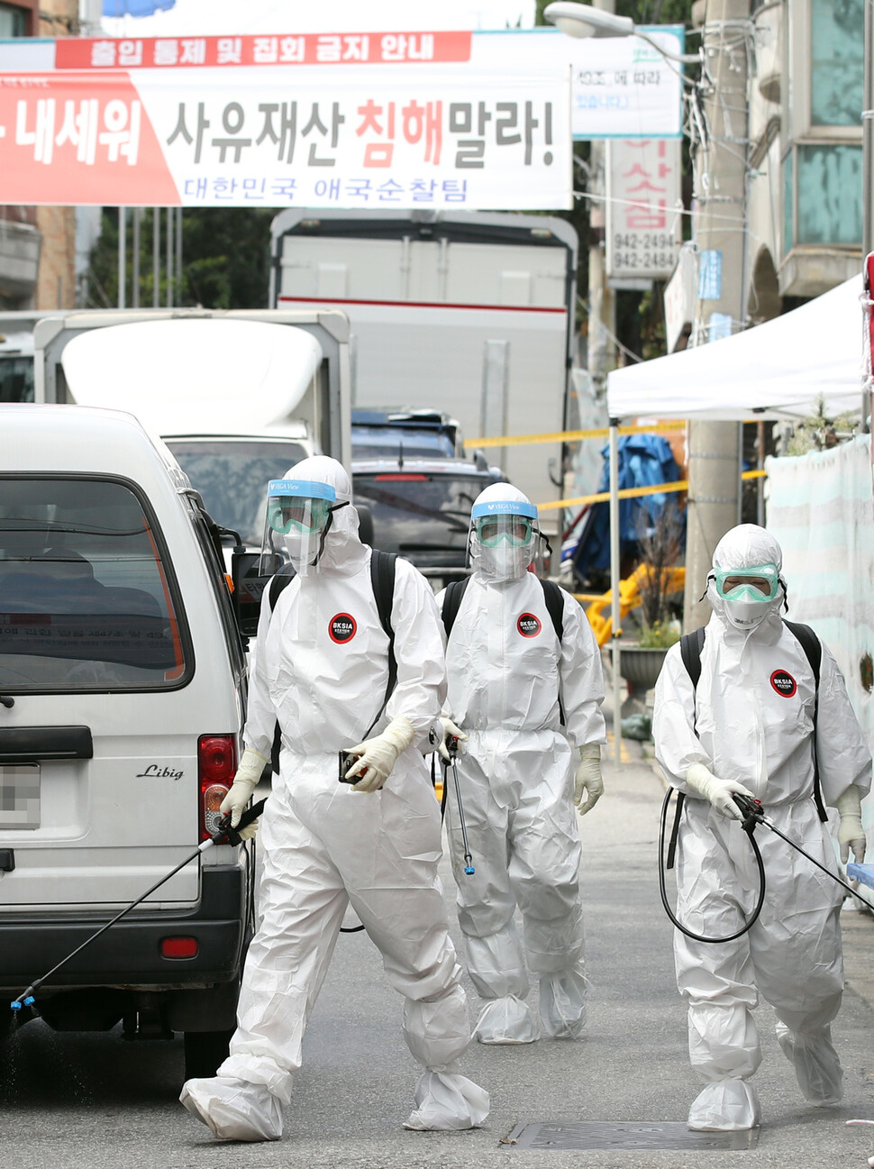 지난 16일 오후 코로나19 집단감염이 발생한 서울 성북구 사랑제일교회에서 방역 관계자들이 방역 작업을 하고 있다. &lt;연합뉴스&gt;