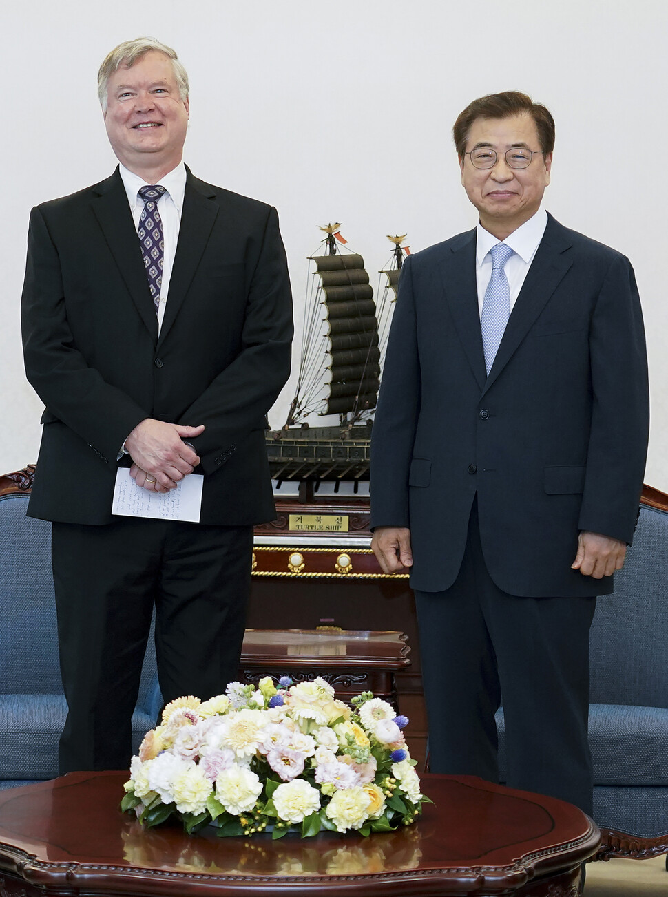 서훈 국가안보실장(오른쪽)이 9일 청와대 귀빈접견실에서 스티븐 비건 미국 국무부 부장관을 만나 카메라 앞에서 포즈를 취하고 있다. 청와대 제공