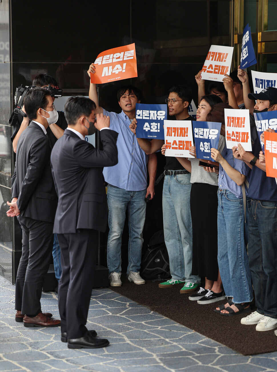 뉴스타파 직원들이 14일 오전 대장동 허위 보도 의혹 관련 압수수색을 위해 서울 중구 뉴스타파를 찾은 검찰 관계자들과 대치하고 있다. 연합뉴스