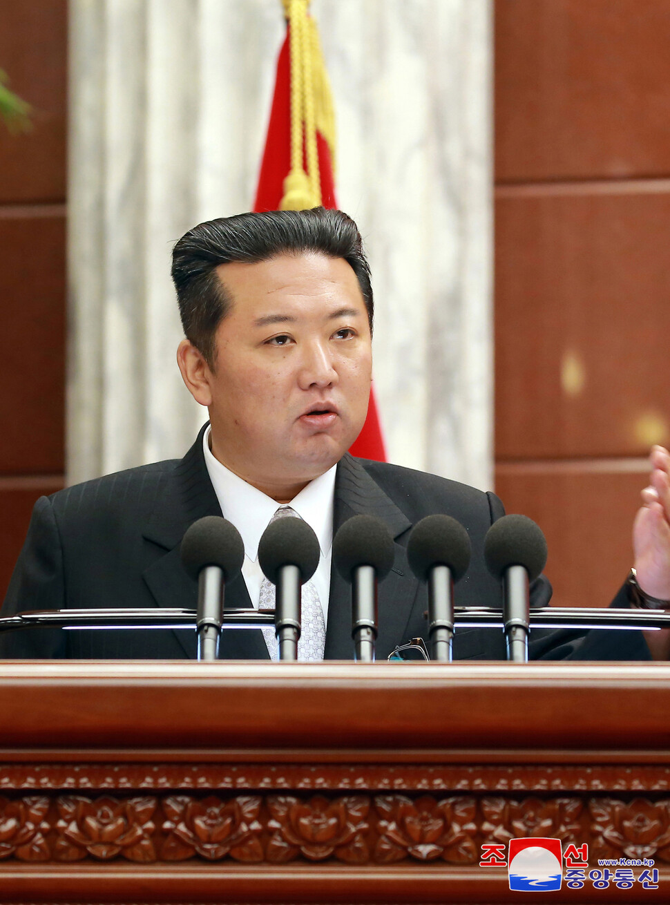 김정은 조선노동당 총비서 겸 국무위원장이 노동당 중앙위 8기4차 전원회의 이틀째인 지난 28일 연설하는 모습. &lt;조선중앙통신&gt; 연합뉴스