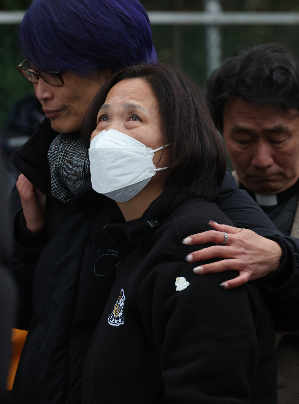 김미숙 김용균 재단 이사장이 사고현장을 바라보며 눈물을 흘리고 있다. 신소영 기자