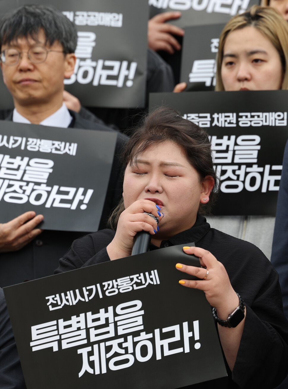 전세사기 피해자 배소현씨가 26일 오전 국회 본청 앞에서 열린 ‘전세사기·깡통전세 피해구제 특별법 제정을 촉구 기자회견’에서 발언 하던 도중 눈물을 흘리고 있다. 신소영 기자 viator@hani.co.kr