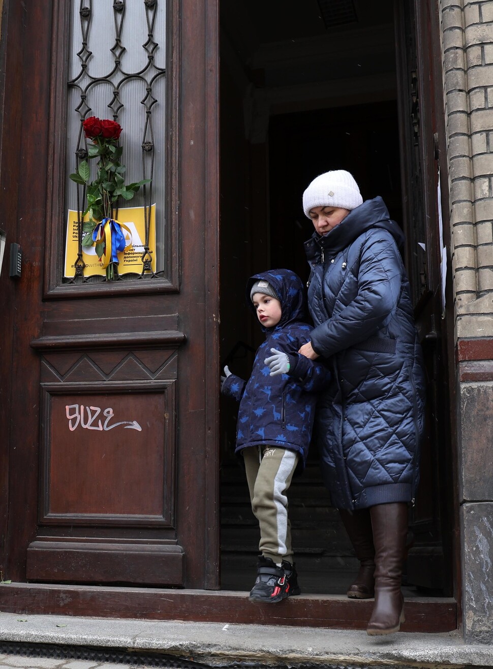 폴란드 프셰미실에 마련된 우크라이나 여성·아동 전용 난민 쉼터를 한 모자가 떠나고 있다. 프셰미실/김혜윤 기자