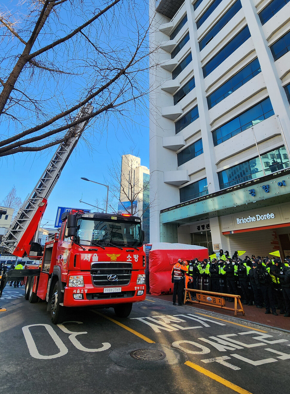 국가정보원과 경찰이 서울 민주노총 사무총국과 일부 산별노동조합에 대한 압수수색에 나선 18일 오전 경찰이 서울 중구 전국민주노동조합총연맹(민주노총) 서울 사무실 들머리를 통제하고 있다. 김혜윤 기자 unique@hani.co.kr