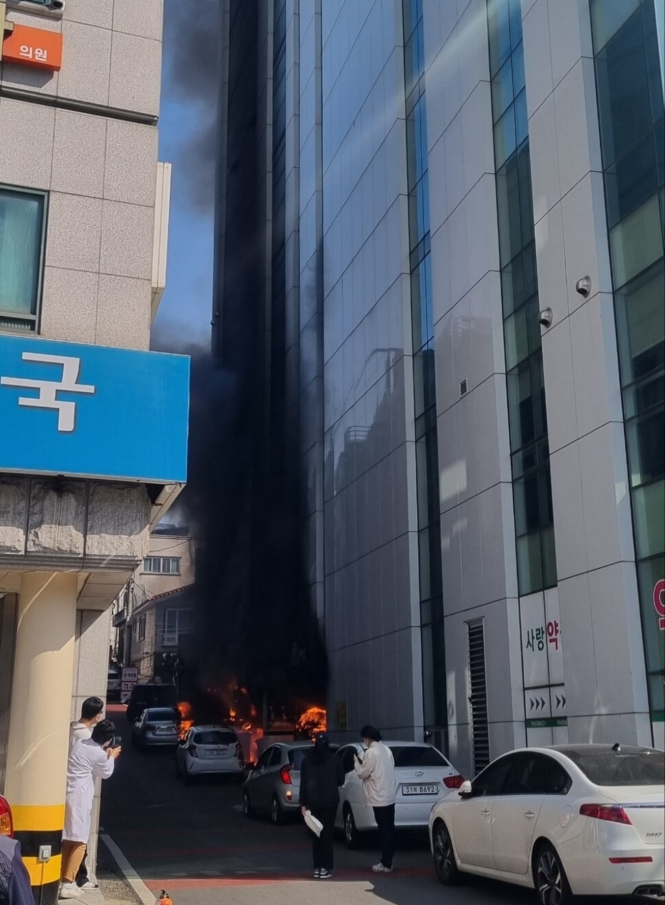 충북 청주의 한 산부인과에서 난 불이 건물로 번지고 있다. 충북소방본부 제공