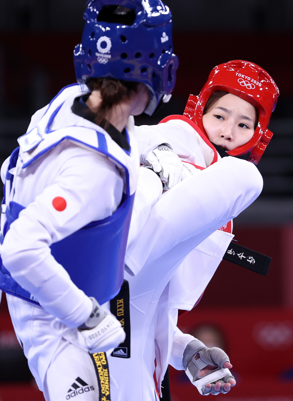 태권도 대표 심재영(오른쪽)이 24일 일본 도쿄 마쿠하리 메세 A홀에서 열린 도쿄올림픽 여자 태권도 49㎏급 8강 경기에서 일본의 야미다 미유를 상대로 공격하고 있다. 도쿄/연합뉴스