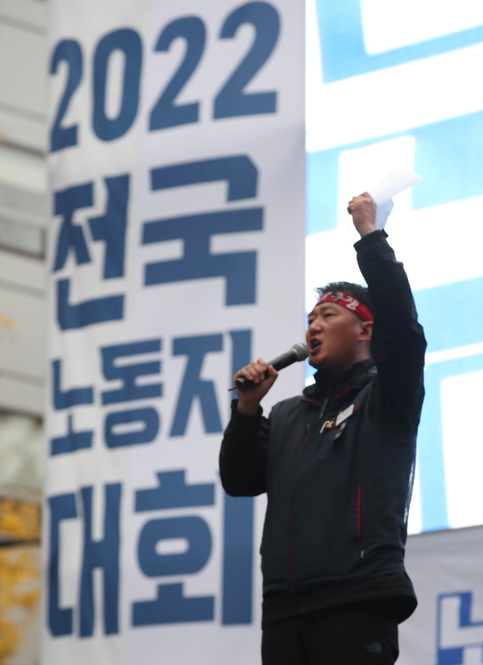 양경수 민주노총 위원장이 12일 오후 서울 중구 숭례문 앞 세종대로에서 열린 202 전국노동자대회에서 투쟁을 외치고 있다. 백소아 기자 thanks@hani.co.kr