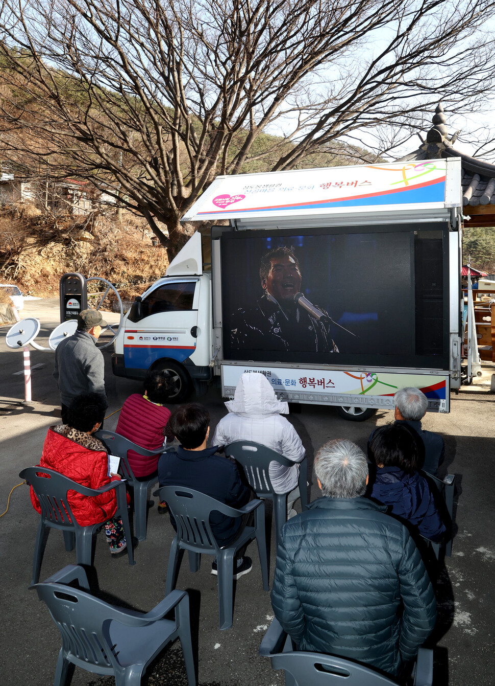 검진 순서를 기다리는 주민들이 문화트럭에서 상영하는 가수 나훈아의 공연 영상을 보고 있다. 이정용 선임기자