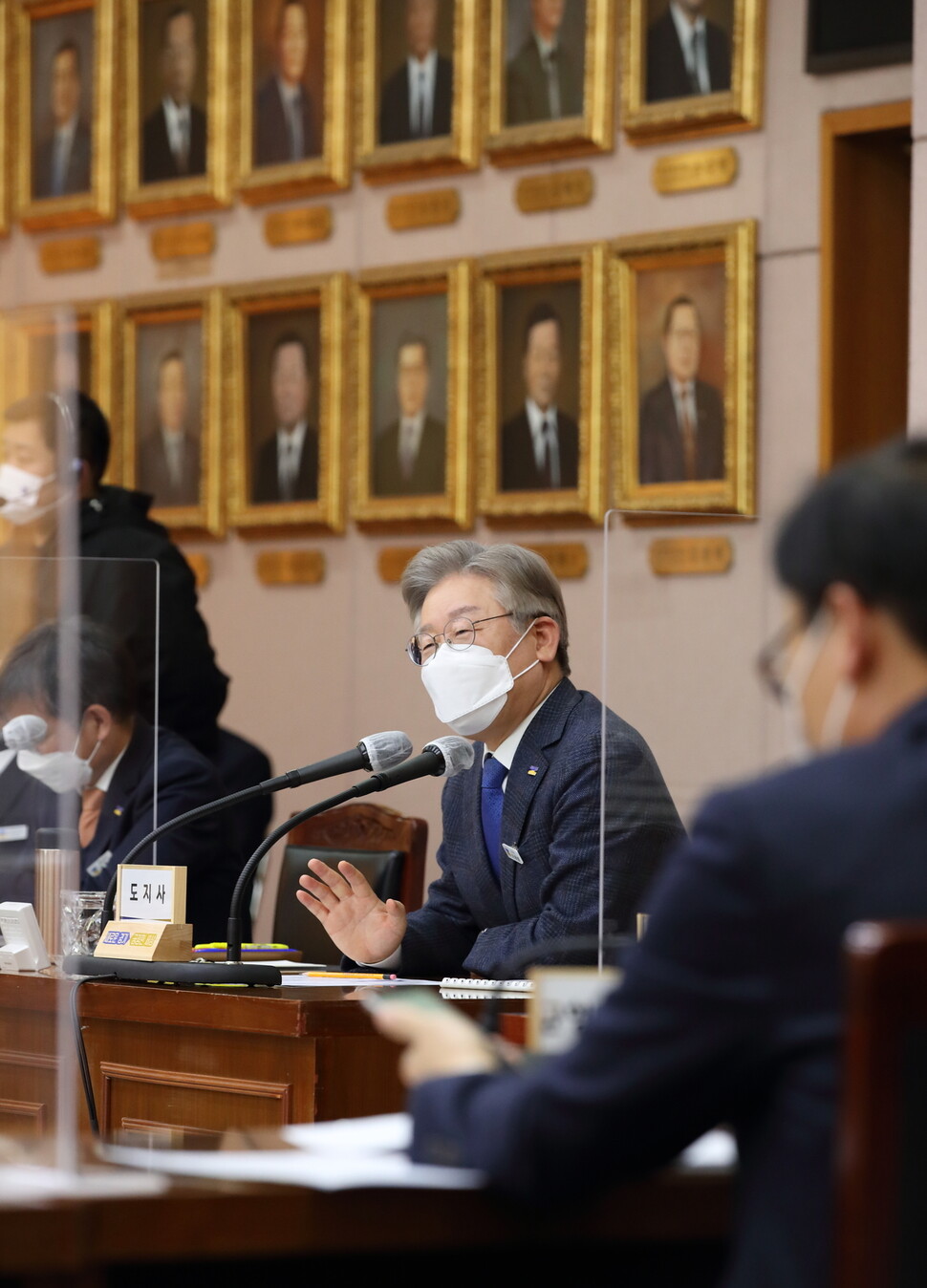 22일 오후 경기도청 신관 4층 제1회의실에서 이재명 경기도지사와 이재강 경기도 평화부지사, 이용철 행정1부지사 ,이한규 행정2부지사, 경기도 실·국장, 경기도 공공기관장 및 사업소장 등이 참석한 가운데 2021년 3월 확대간부회의를 하고 있다. 경기도 제공