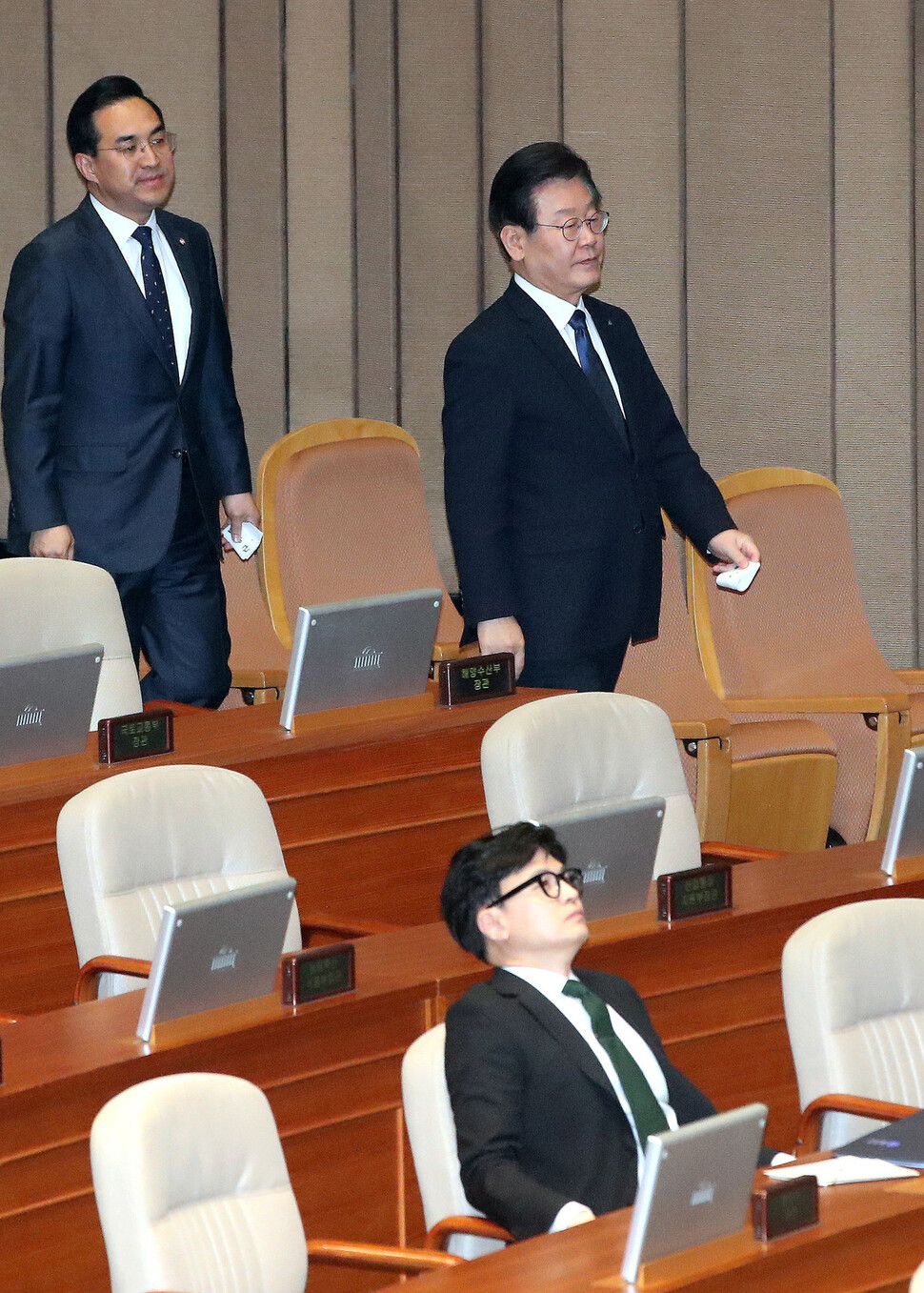 이재명 더불어민주당 대표(가운데)가 27일 오후 국회에서 열린 본인의 체포동의안 표결에 참석해 눈 감은 한동훈 법무부 장관(앞)의 곁을 지나 투표함으로 향하고 있다. 김경호 선임기자