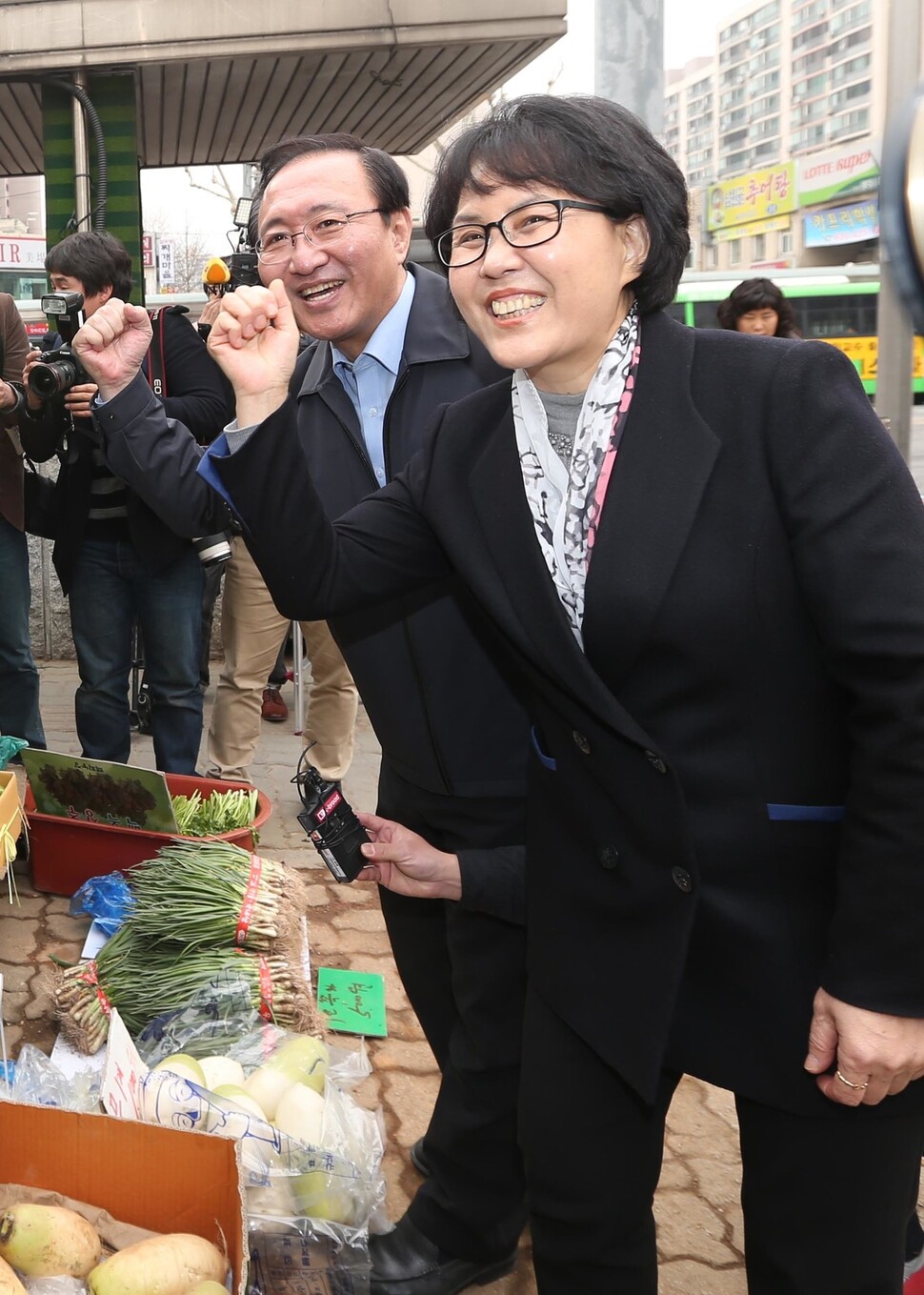 2013년 보궐선거 때 노원에 출마한 김지선을 노회찬이 돕고 있다. 지면에는 실리지 않은 사진을 이번에 공개한다. 신소영 기자가 찍었다.