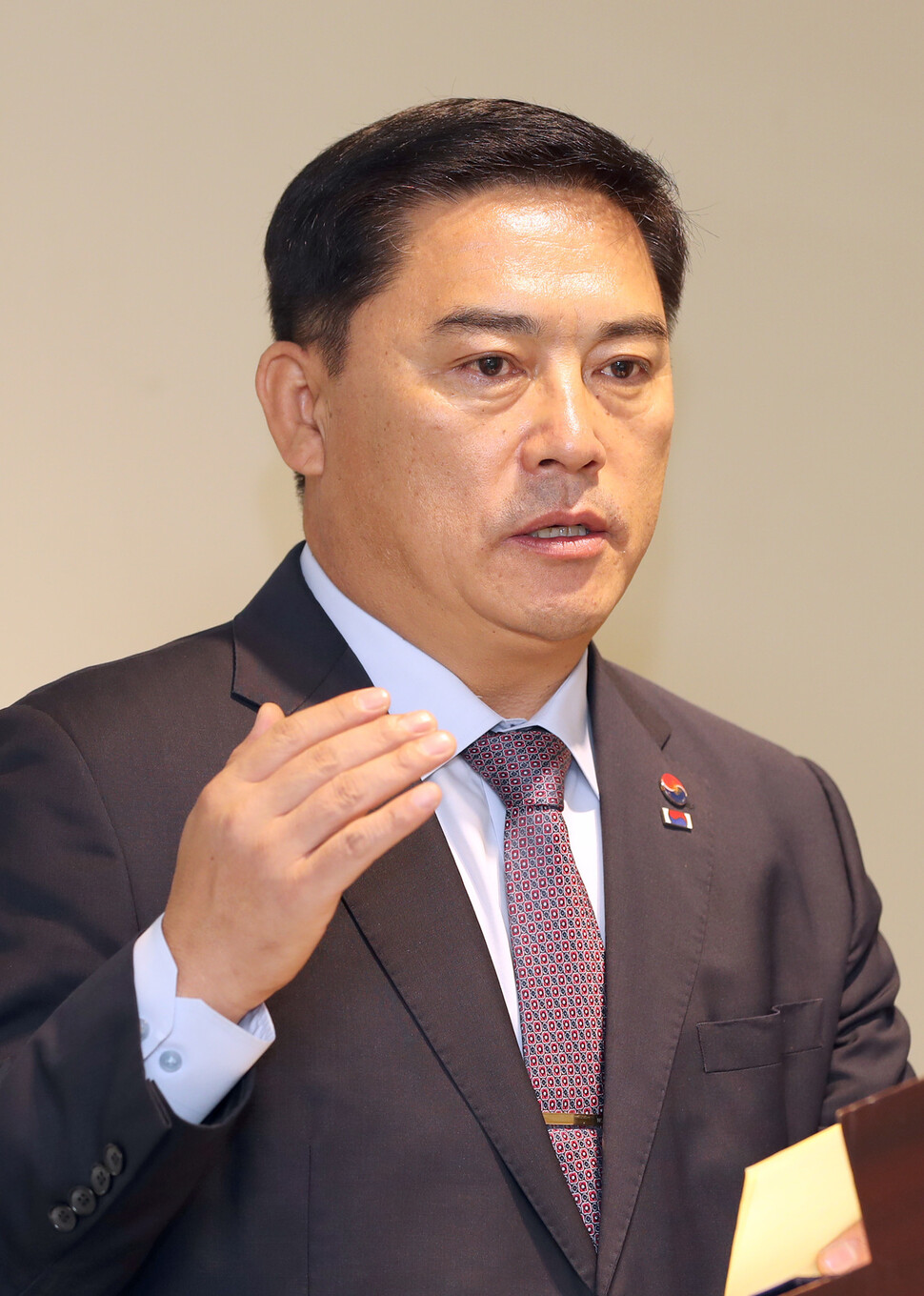 지난 24일 열린 시상식에서 한겨레통일문화상을 받은 국방부 유해발굴감식단을 대표해 허욱구 단장이 수상 소감을 밝히고 있다. 이종근 기자 root2@hani.co.kr