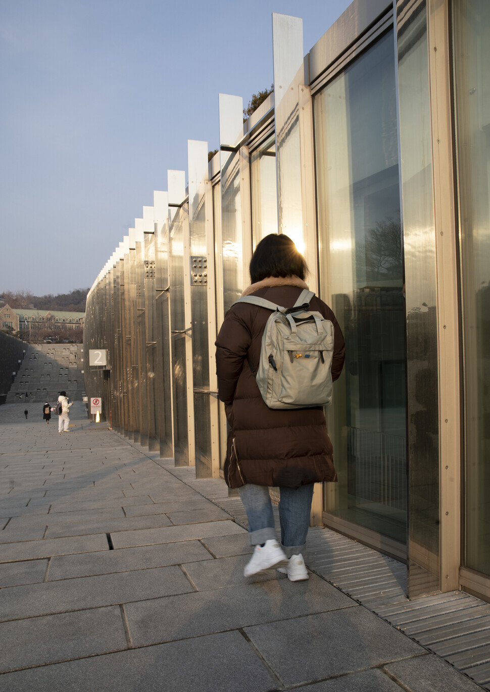 지역아동센터 아르바이트와 장애인활동지원사 일 등을 한 이송은(가명)씨. 그는 높이가 낮은 아이들 책상에 맞춰 일하면서 허리디스크를 얻었다. 김진수 선임기자