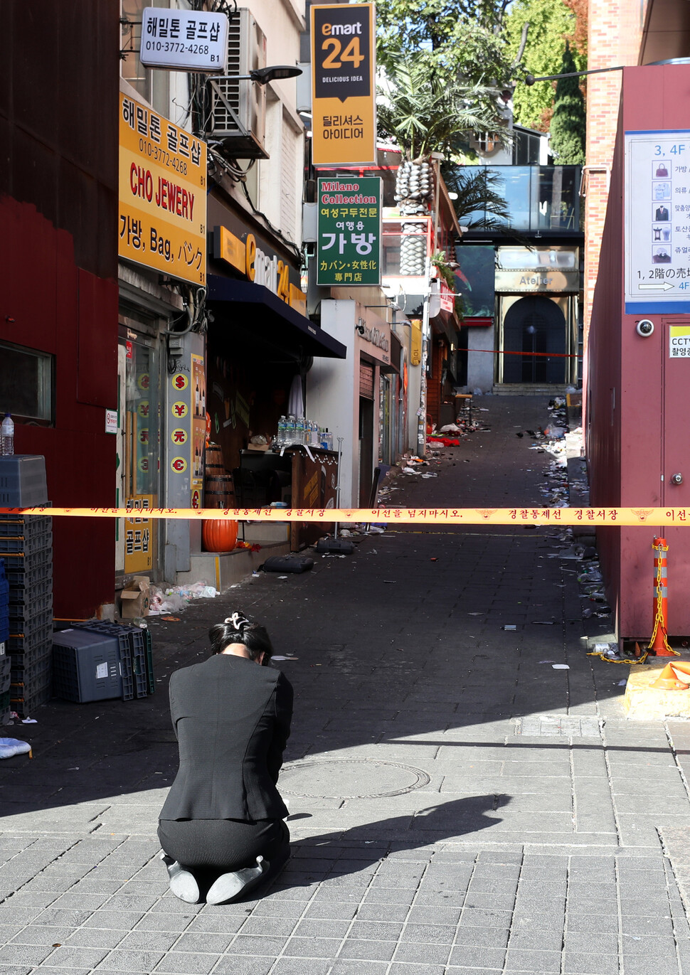 서울 용산구 ‘이태원 참사’ 현장에서 11월 2일 오후 한 추모객이 고인을 추모하고 있다.