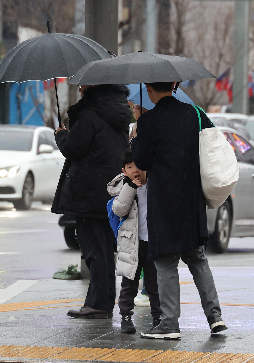 서울 광화문네거리에서 시민들이 우산을 쓰고 길을 건널 준비를 하고 있다. 신소영 기자